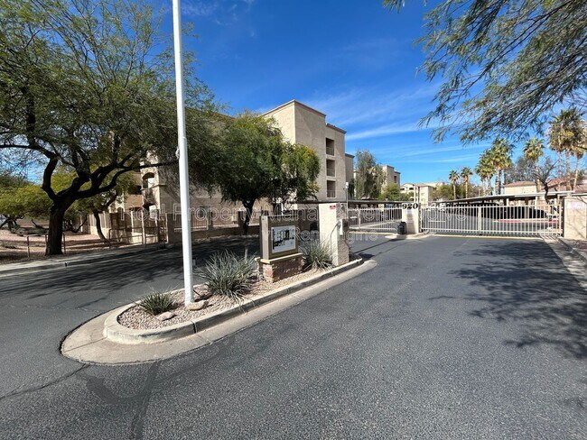 Building Photo - 920 E Devonshire Ave