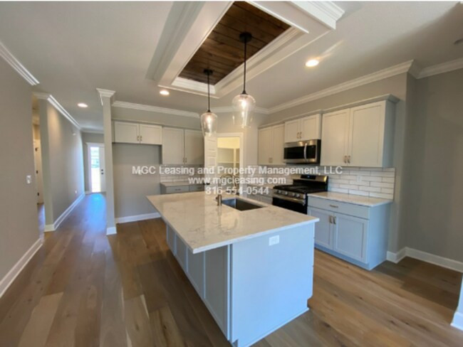 Building Photo - Location and Luxury Perfected in Parkville!