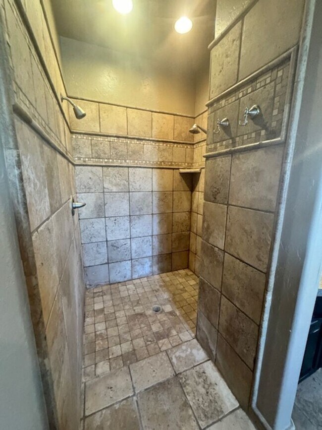 Building Photo - Large 3 bed, 2.5 bath with 30x30 shop