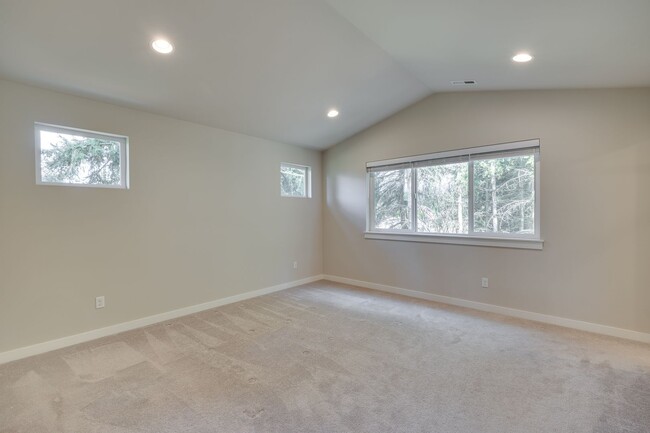 Building Photo - 5 Bed PLUS Bonus Space with hot tub in Mar...
