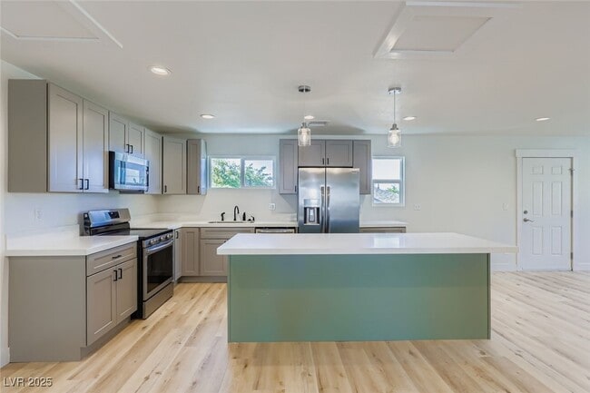 Building Photo - 663 D