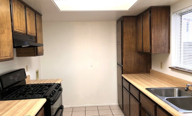 Building Photo - Canyon Shadows Great 2+2!