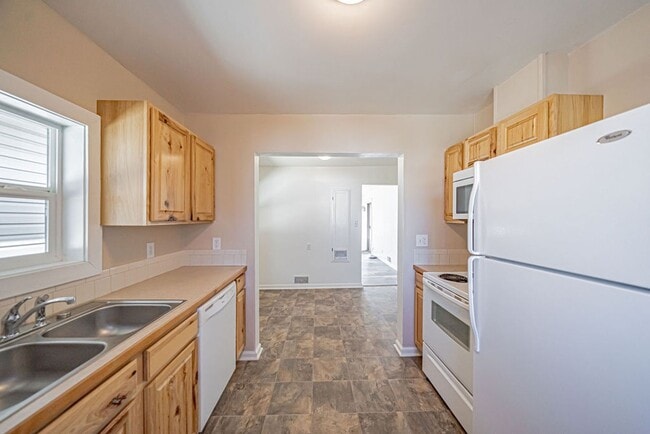 Building Photo - 3 bed 1 bath home recently renovated.