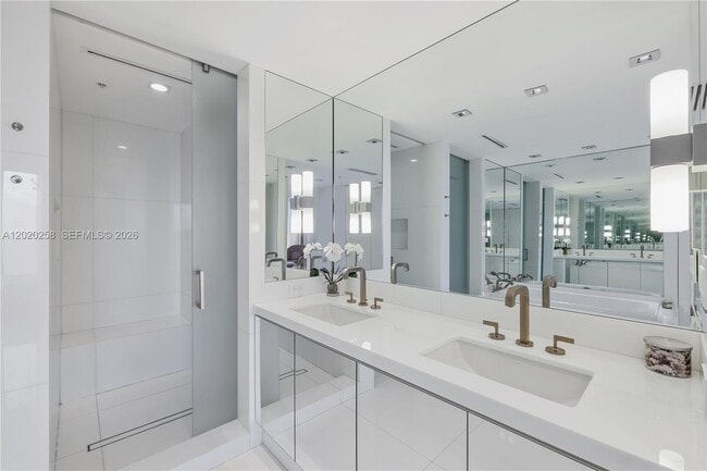 Building Photo - 6899 Collins Ave