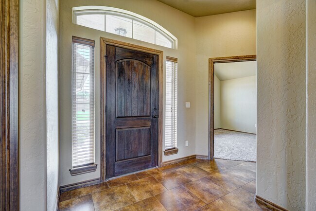 Building Photo - 1713 Pinewood Dr