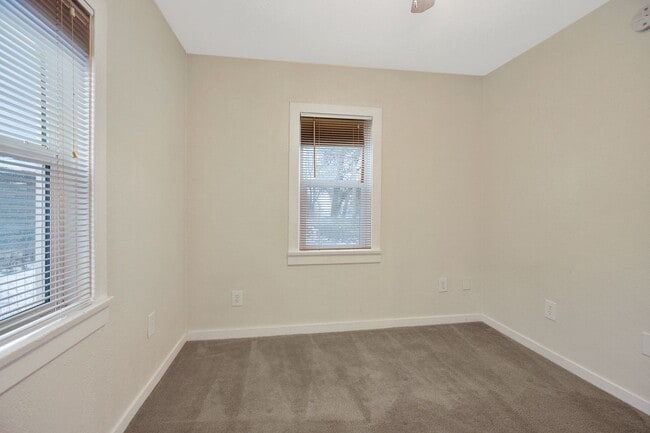 Building Photo - Great townhome near downtown Spokane