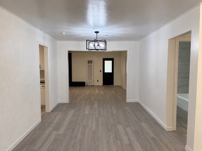 Building Photo - 1417 Oxford Way