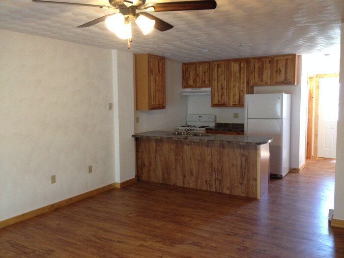 Building Photo - 1095 Lakeshore Dr