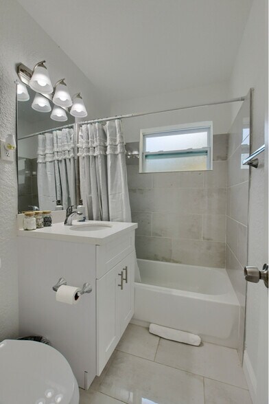 Building Photo - 1627 NE 1st St