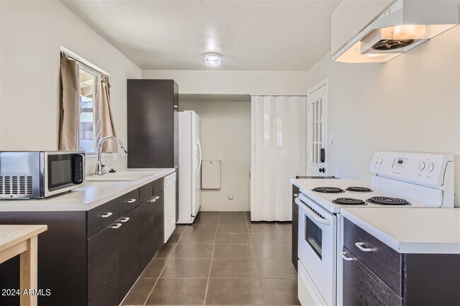 Building Photo - 3213 N 63rd Pl