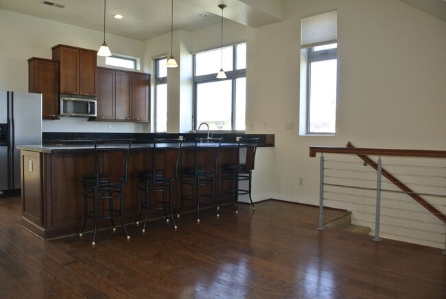 Building Photo - 3 Story town home with rooftop deck in Oce...