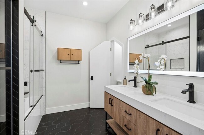 Building Photo - 4652 Charnock Dr