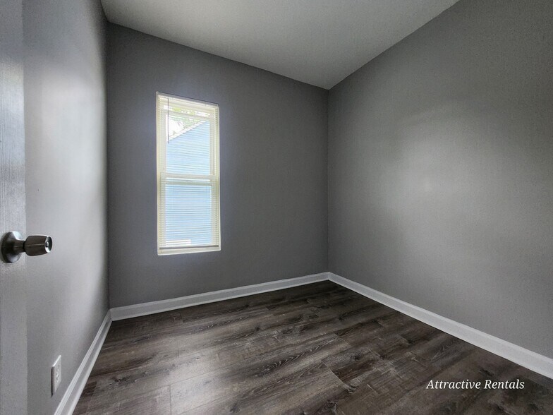 Building Photo - 707 E 92nd Pl