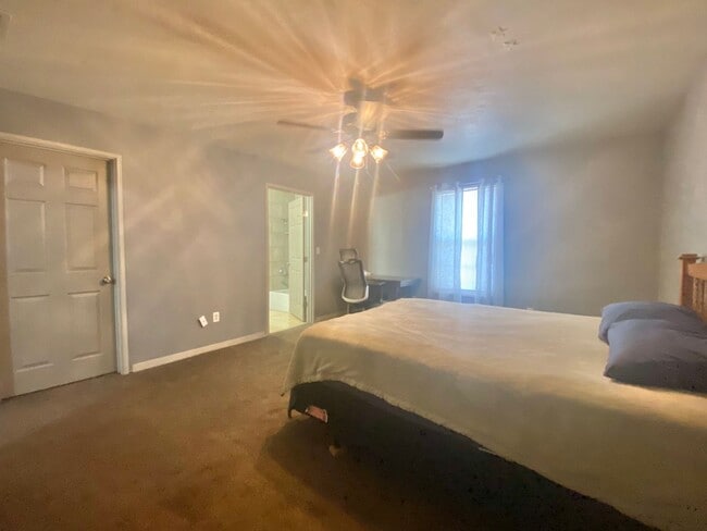 Building Photo - PRE- LEASING NOW for 2 bed 2 bath updated ...