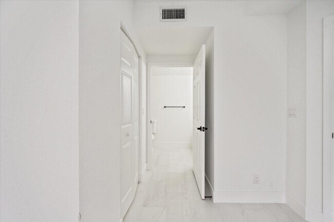 Building Photo - 1165 Golden Lakes Blvd