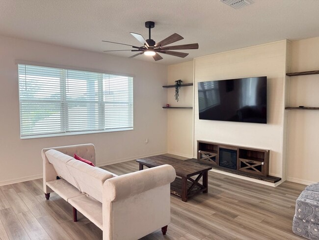 Building Photo - Beautiful 3 bedroom/2.5 bath in NEW Winter...