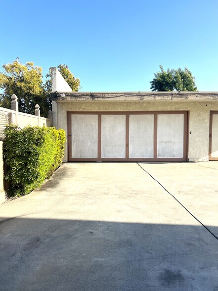 2-car garage - 338 W Plymouth St