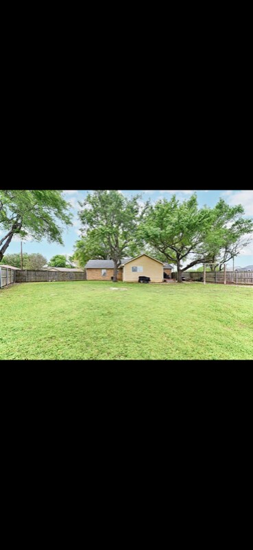 Building Photo - 2101 Lisa Cir