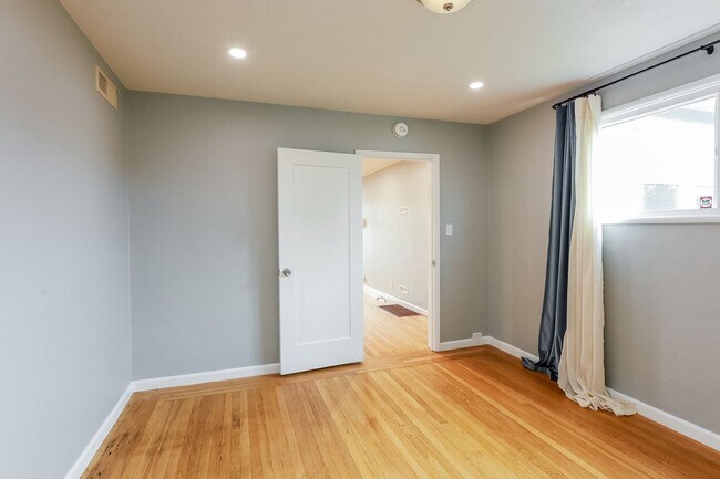 Building Photo - Beautiful 3 Bedroom Home In Millsmont!