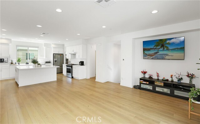 Building Photo - 166 Novel