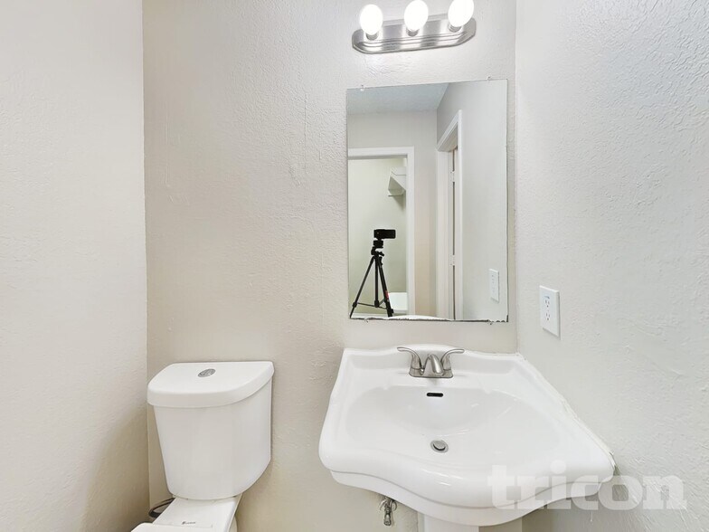 Building Photo - 5005 Coronet Ct