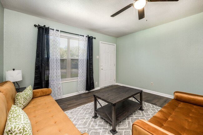 Building Photo - 509 Woodford Ln