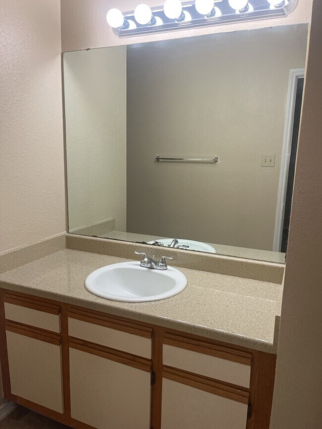 Building Photo - Townhouse! 2 bedroom 2.5 bath 2 car garage!