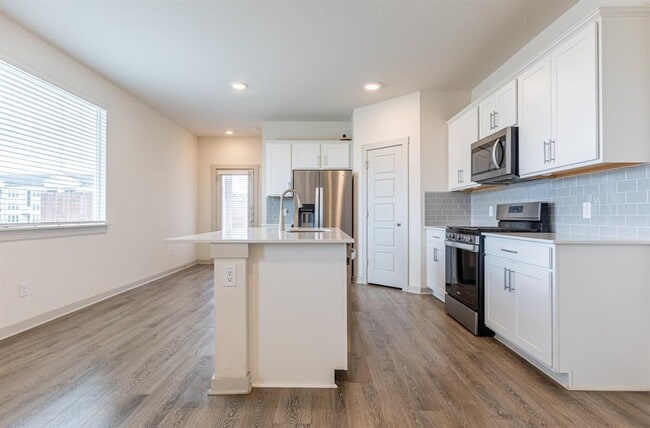 Building Photo - 305 Fairfax Ave