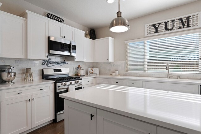Building Photo - Clovis Eastside Home, 4BR/3.5BA, Built 201...