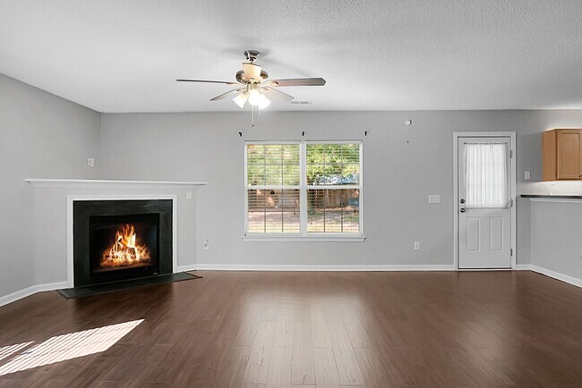 Building Photo - Spacious 2 Story, 4 BR, 2.5 BA, 2 Car Gara...