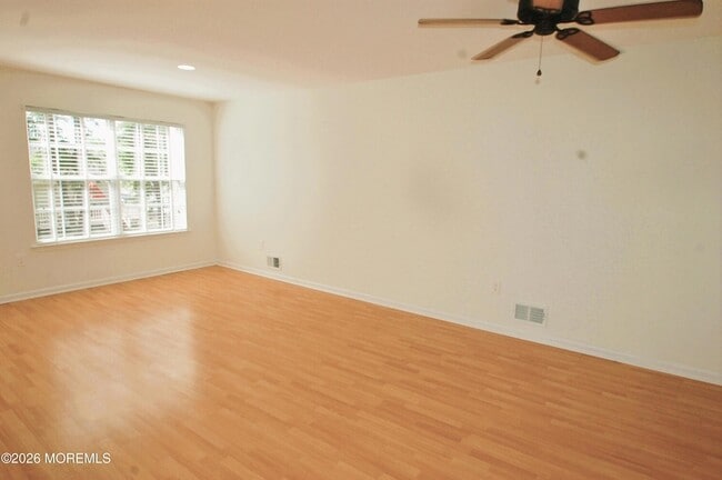 Building Photo - 574 Beachway Ave