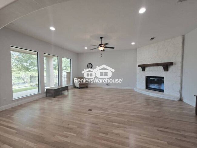 Building Photo - FOR RENT - MOVE IN READY in the highly sou...