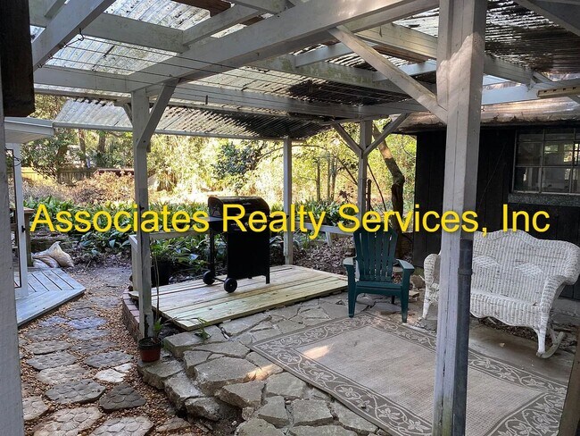 Building Photo - Charming 3 Bedroom w/ study that can be 4t...
