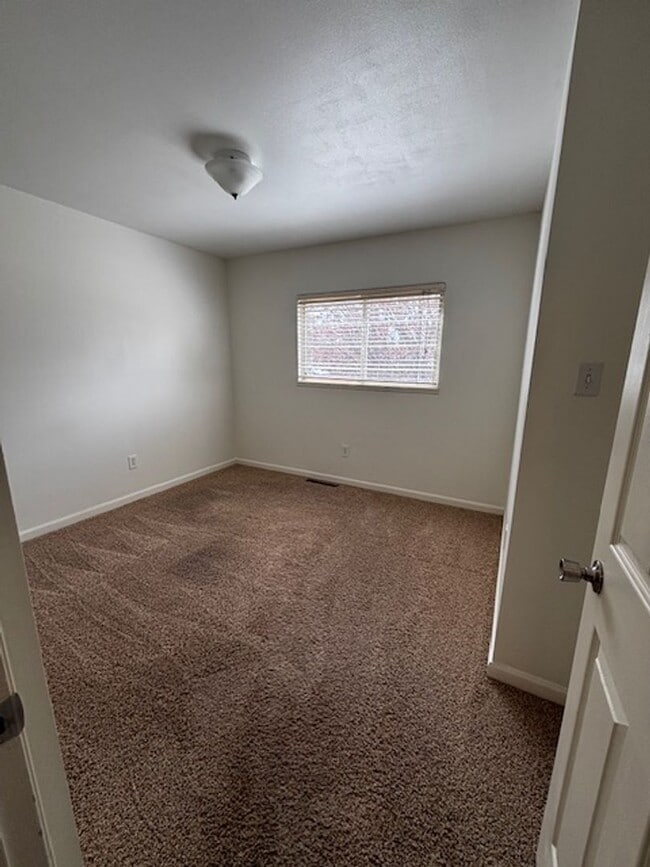 Building Photo - Cute 5 Bedroom 3 Bath Single Family Home