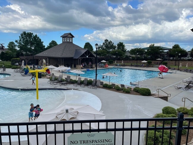 Building Photo - Spacious 3 Bed, 3.5 Bath Townhome in Desirable & Convenient Highland Creek Community!