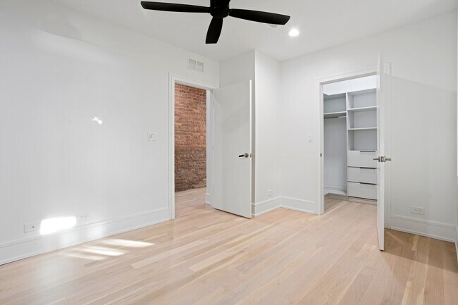 Building Photo - 7729 N Eastlake Terrace