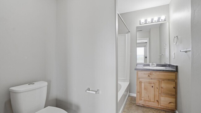 Building Photo - 4 Bedroom Townhome in Daybreak!!
