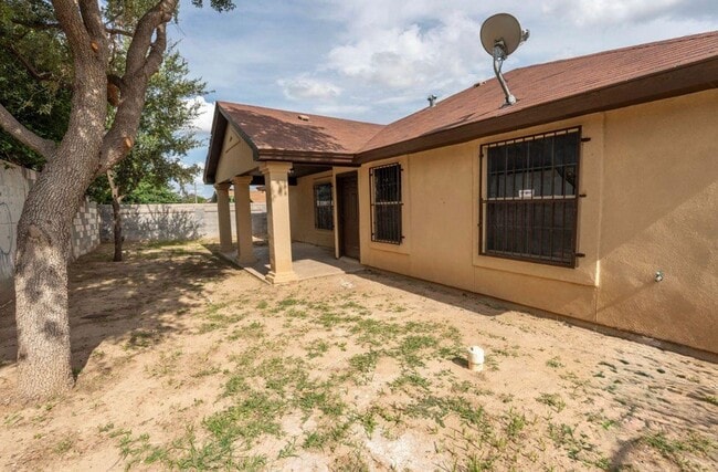 Building Photo - 204 N Espana Dr