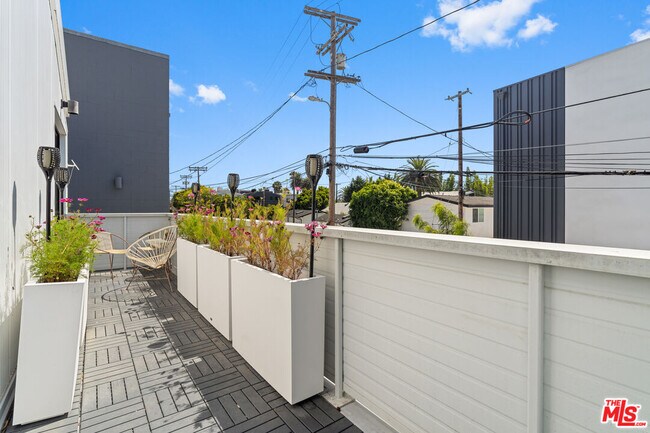 Building Photo - 548 Rose Ave