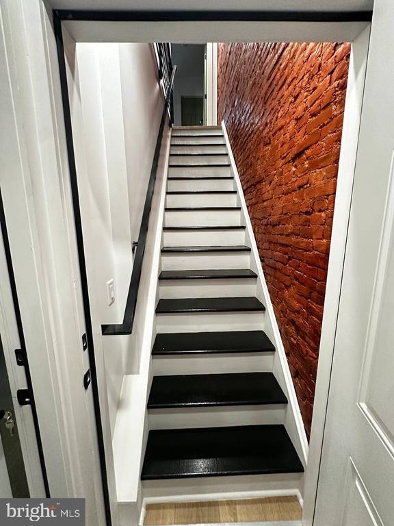 Building Photo - 1229 W Somerset St