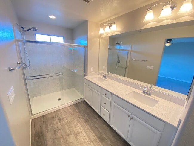 Building Photo - Gorgeous 3Bed/4Bath/2Car, 3-Story Townhome nestled in this beautiful Summerlin West Gated Communi...