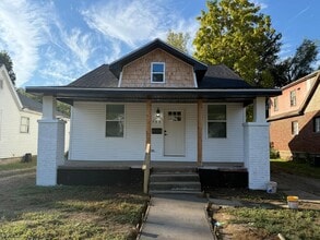 Building Photo - 705 E Riverside Dr