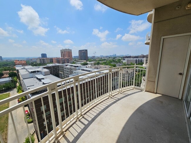 Building Photo - This place has it all...