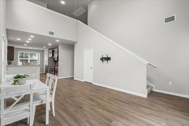 Building Photo - 516 E Slaughter Ln