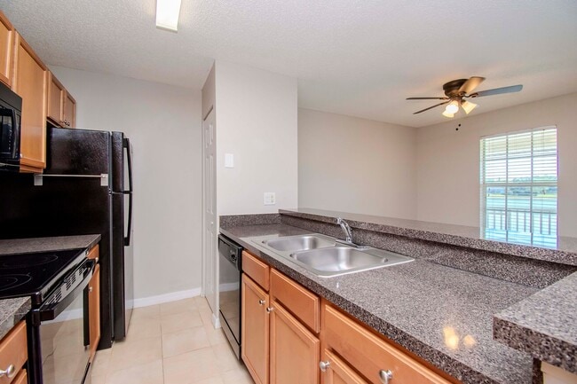 Building Photo - Lake Front 1BR + Den -Move In Special Available