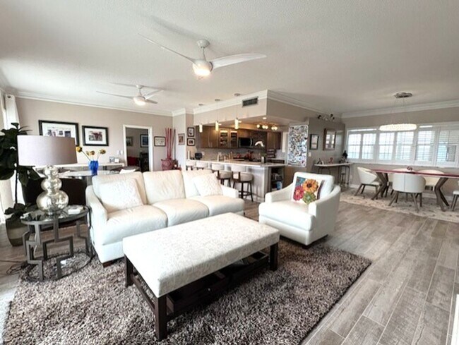 Building Photo - Stunning Penthouse with Amazing Views!