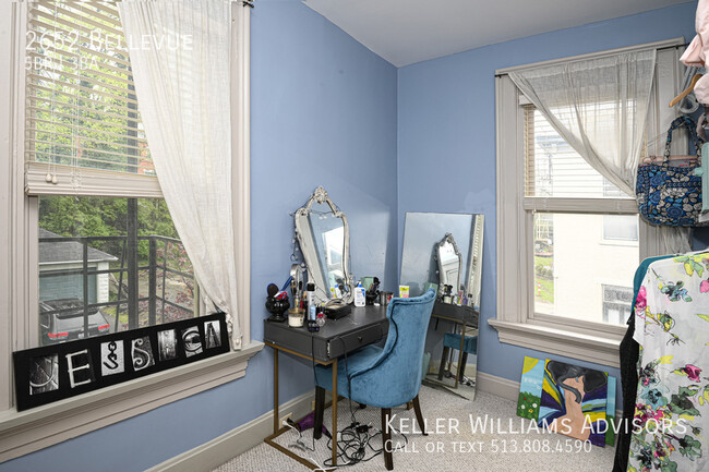 Building Photo - 2652 Bellevue-