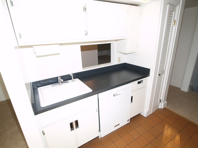 Kitchen - 390 Linwood Ave