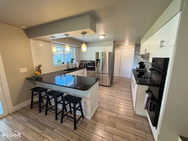 Building Photo - 4TH OF JULY MOVE IN SPECIAL!! Beautiful Fu...