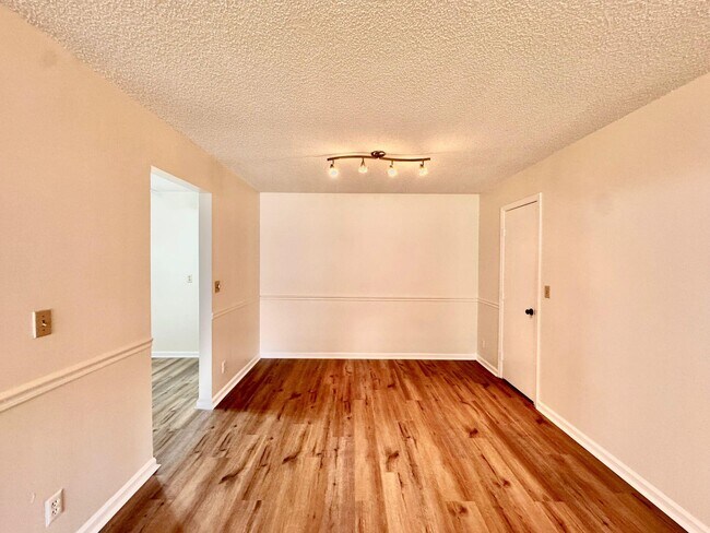 Building Photo - 9815 Pineapple Tree Dr